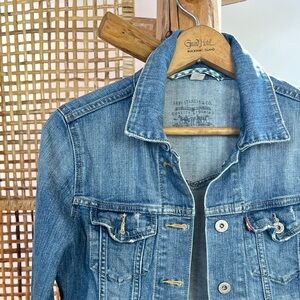 🍓 Levi's Classic Medium Blue Denim Jacket
